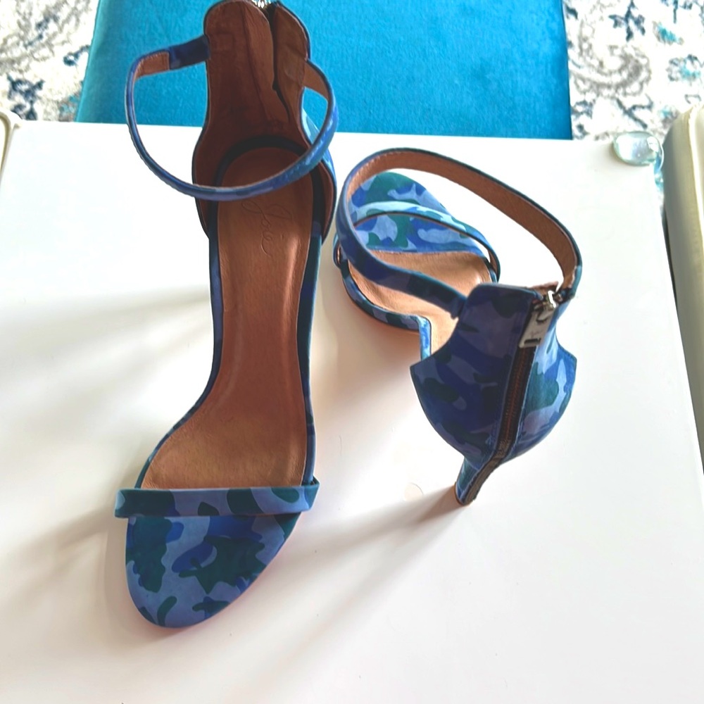 Joie camo sandals with the zip up.